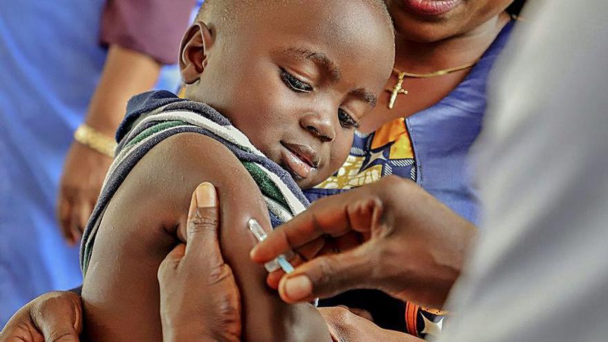 Un niño recibe una vacuna en Impfondo (Congo) en el año 2019.