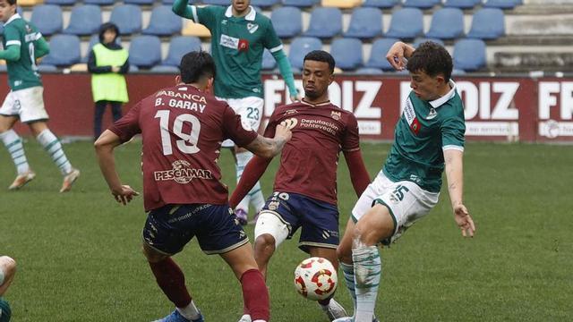 Fer Martínez trata de llevarse el balón ante dos jugadores del Pontevedra. |  Gustavo Santos
