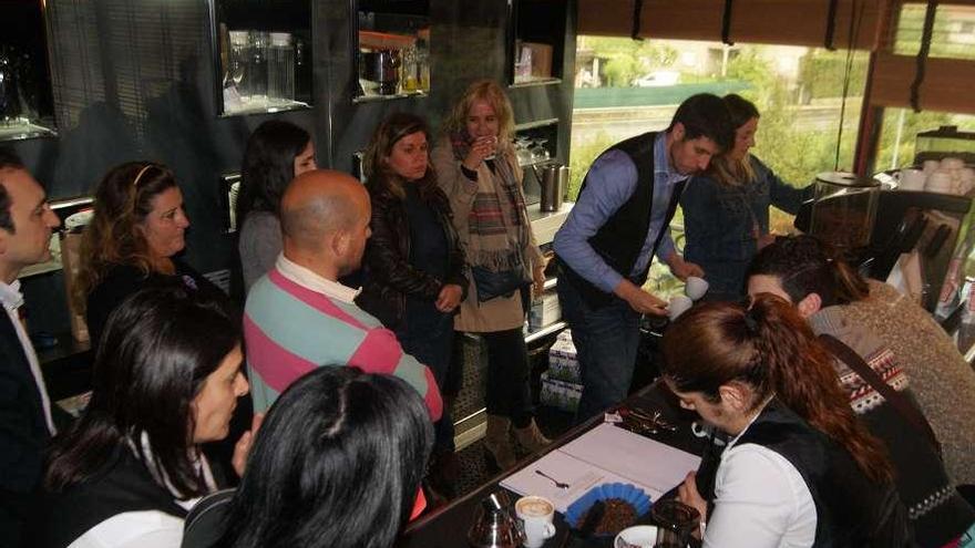 El barista Francisco Luis Blanco (centro) durante su master class en la ciudad fronteriza. // Pymeahorro / E. G.