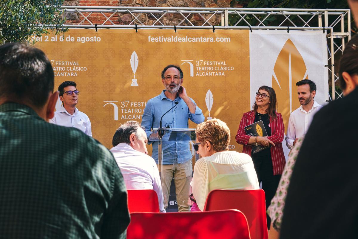 Presentación  del Clásico de Alcántara este jueves en los jardines del Palacio de Carvajal, en Cáceres.