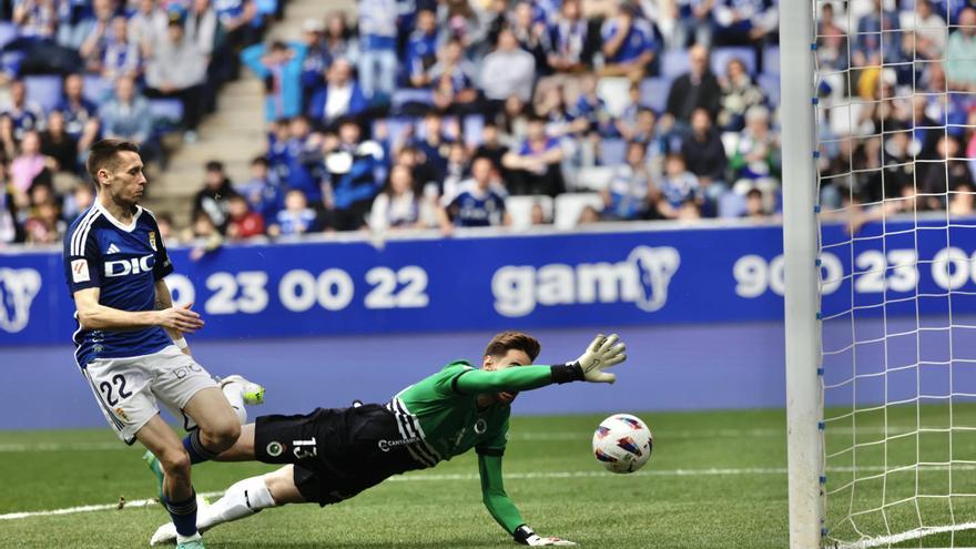 El Oviedo saca la garra: empate en un partido loco ante el Racing (1-1)