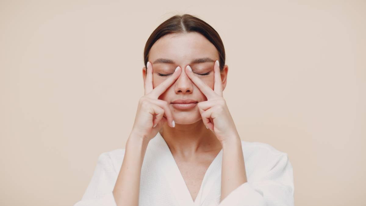 Auto masaje facial para el contorno de ojos
