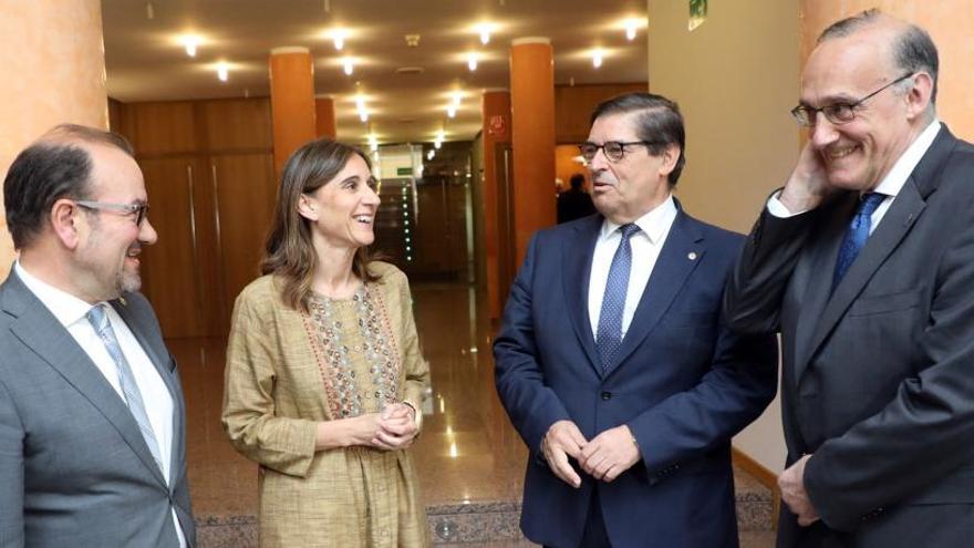 La conselleira Carmen Pomar, con los tres rectores gallegos, ayer en Santiago.