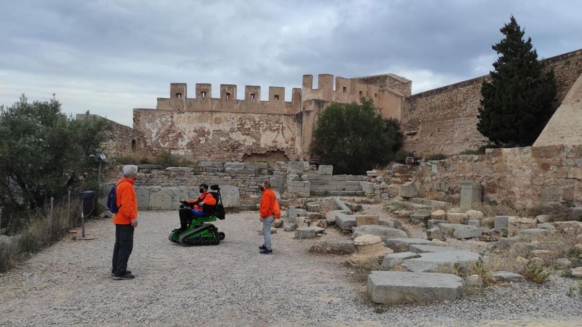 Unos turistas, en plena visita adaptada al Castillo de Sagunt. | LEVANTE-EMV