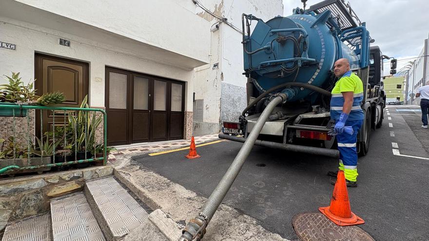 Operarios del Puerto de la Cruz limpian la red de saneamiento en Punta brava, Puerto de la Cruz