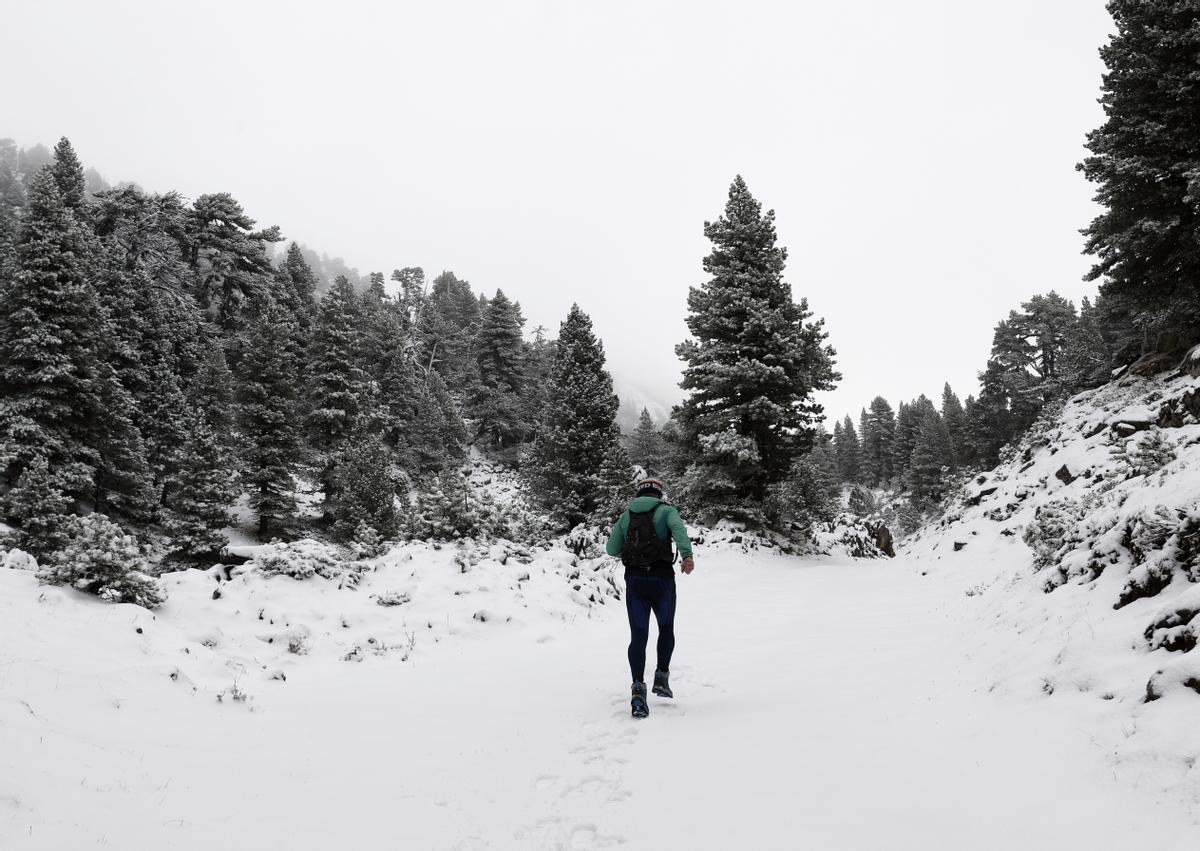 En Belagoa, Navarra, la nieve cubre ya en el primer temporal las carreteras y los montes del pirineo navarro