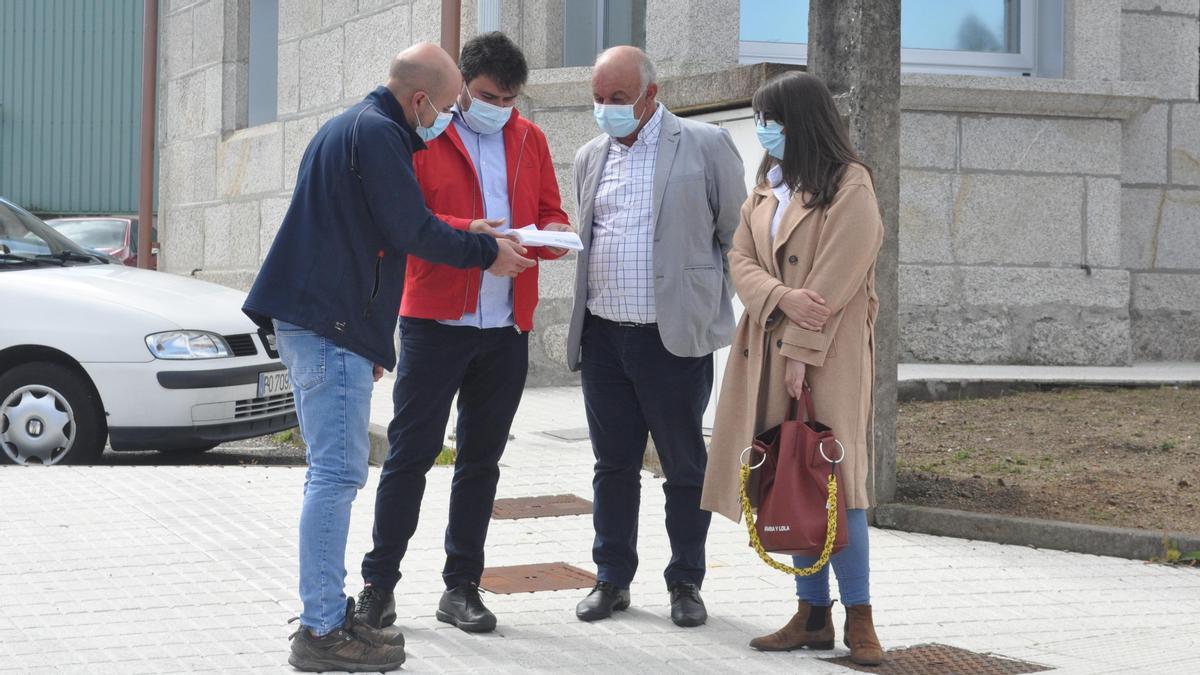 El alcalde, Andrés Iglesias, con los diputados, ayer, en Pazos de Borbén. / FdV