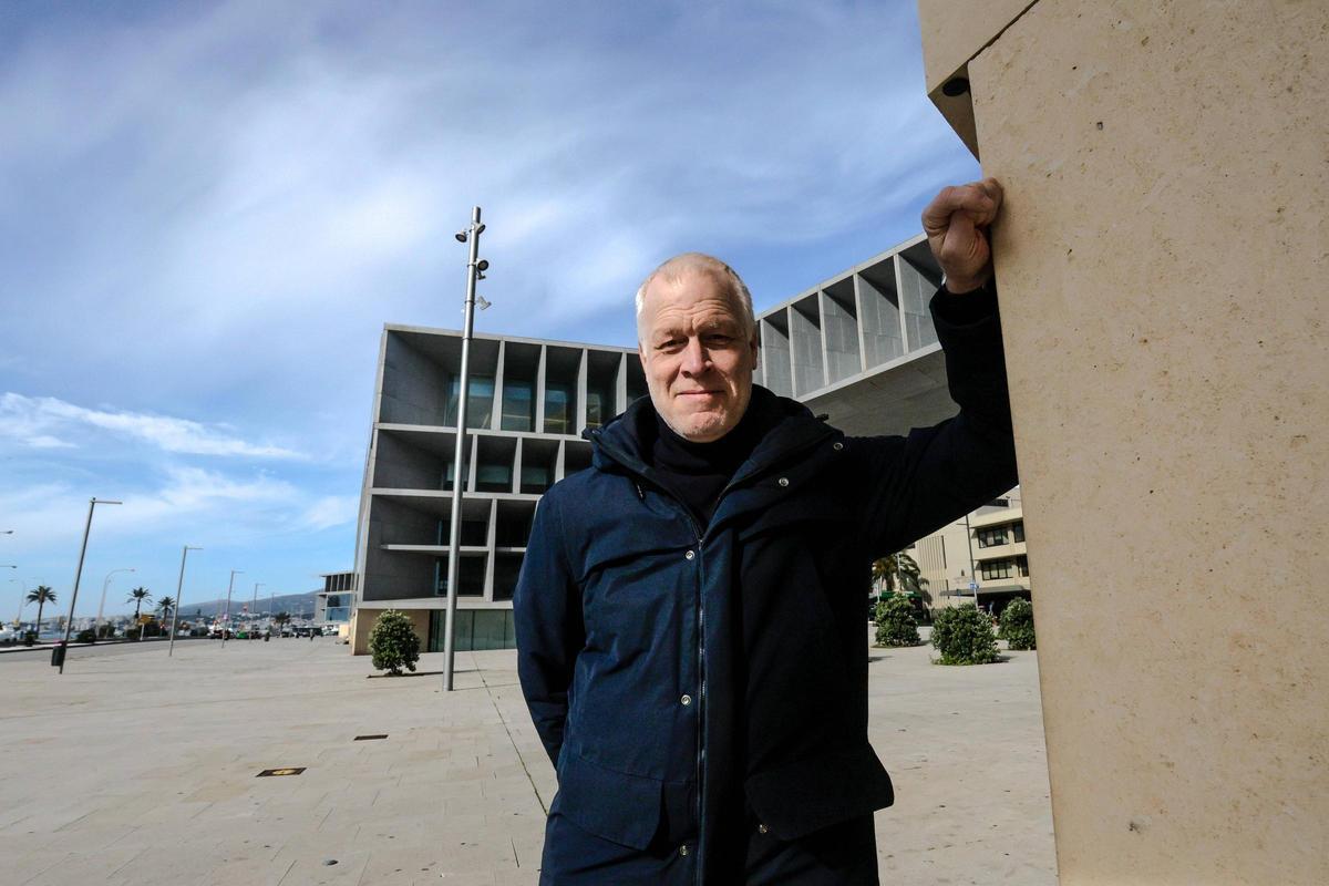 El director artístico de Art Cologne, Daniel Hug, frente al Palacio de Congresos