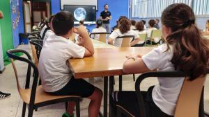 Los escolares durante la charla del coordinador de Teidesat.