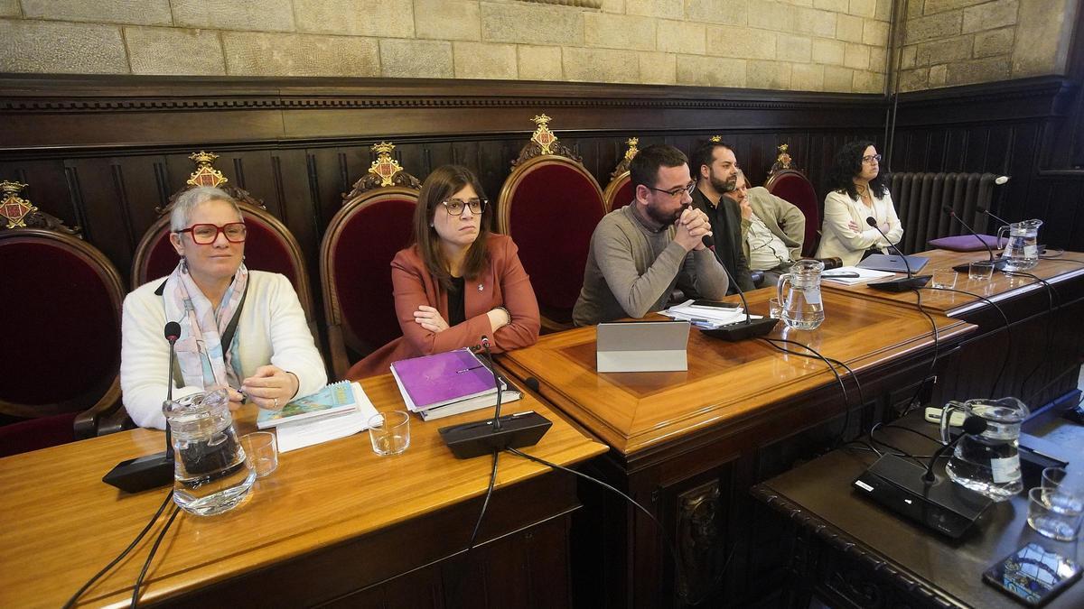 Cristina Andreu, la primera per l'esquerra, en el ple d'avui.