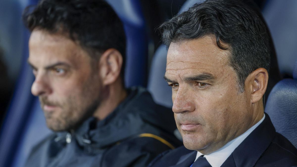 El entrenador del Real Madrid, Alberto Toril, reacciona este martes, previo al partido de fase de grupos de la Liga de Campeones Femenina, entre el Real madrid y el BK Hacken, en el Estadio Alfredo Di Stéfano de Madrid.