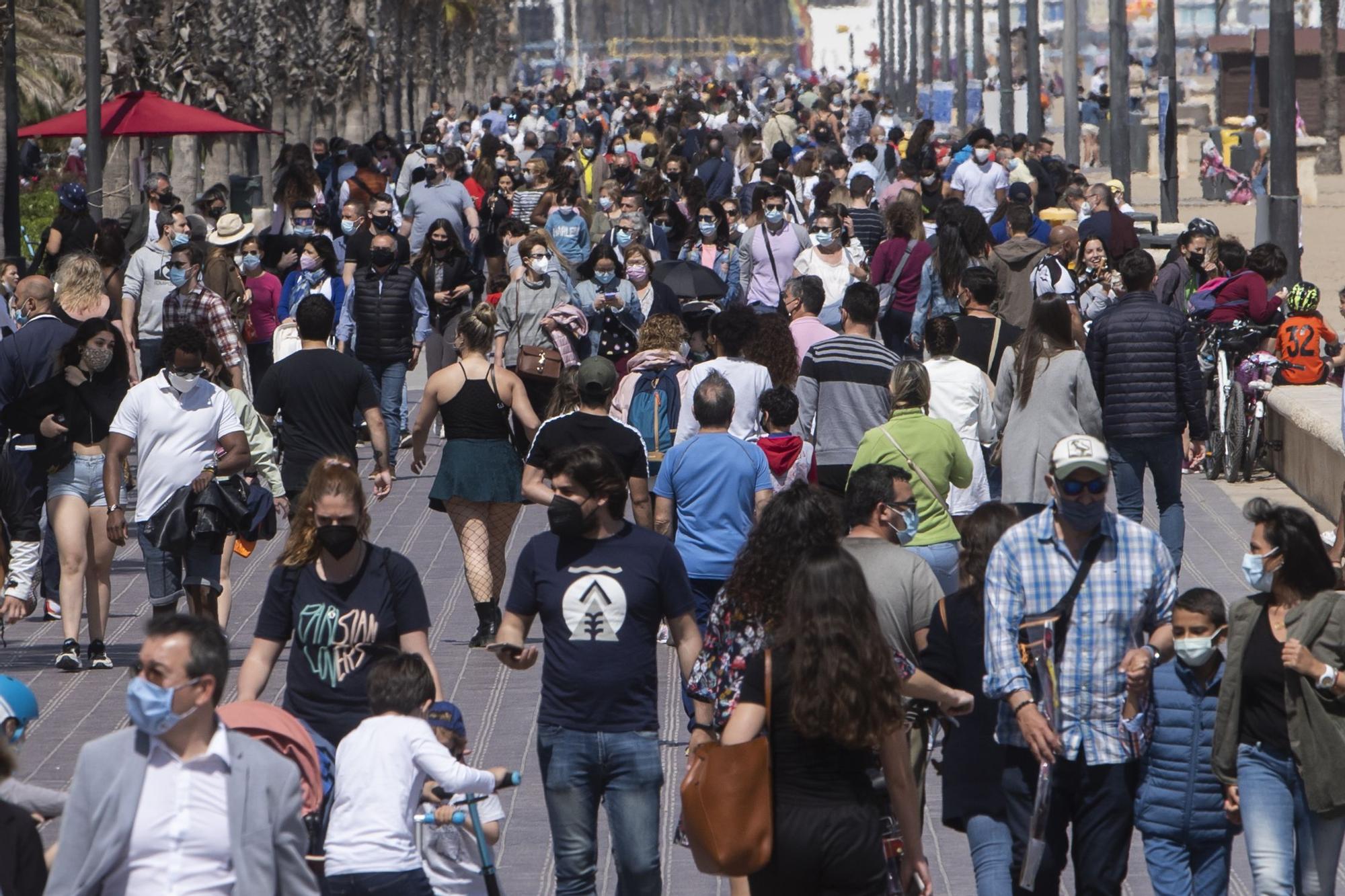 Los valencianos se lanzan a la calle en un soleado lunes de Pascua