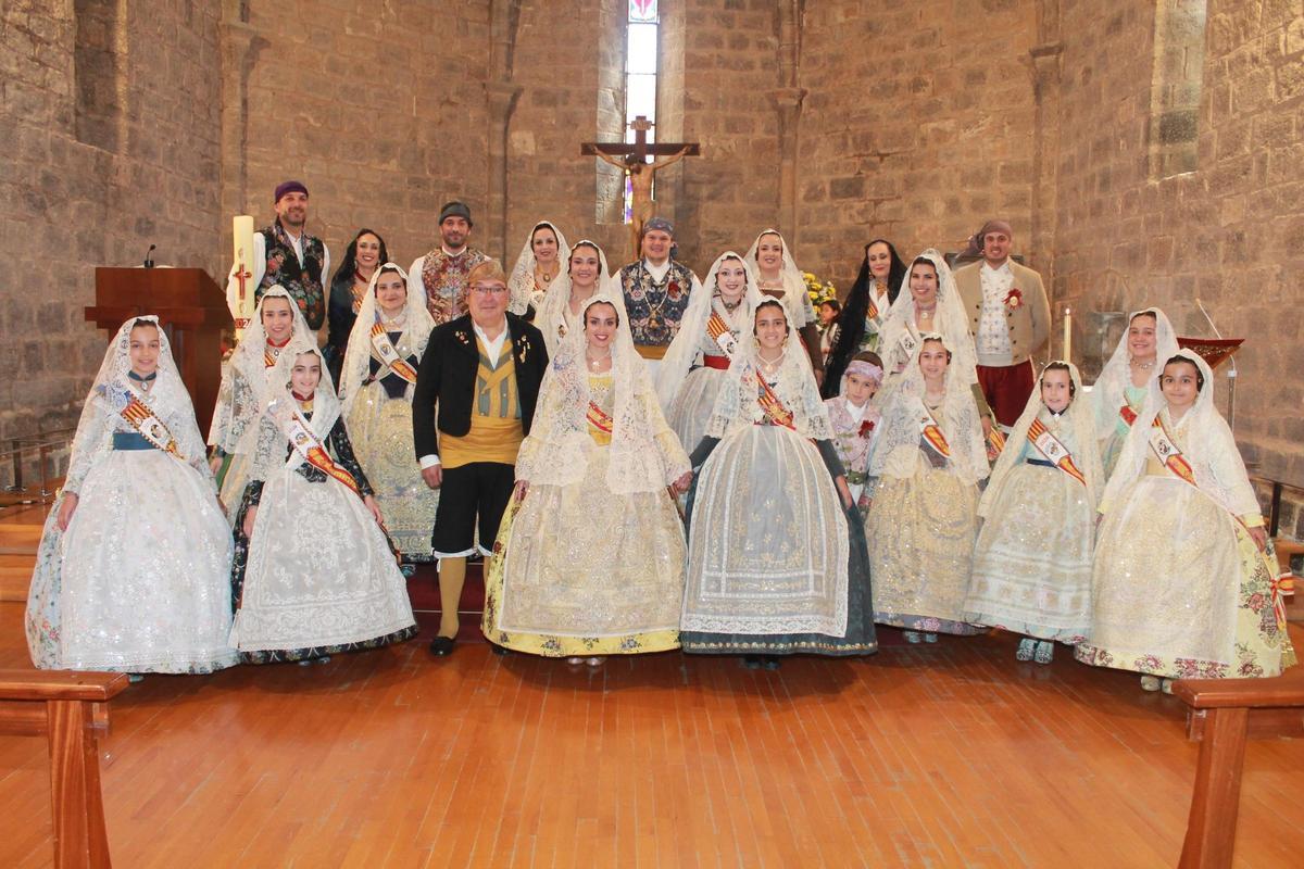 Representantes de las fallas y las Falleras Mayores de FJFS tras la misa.