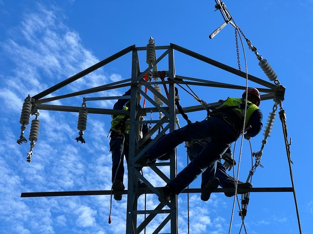 Endesa coloca con ayuda de un helicóptero una torre de línea de media tensión de la Serra de Tramuntana