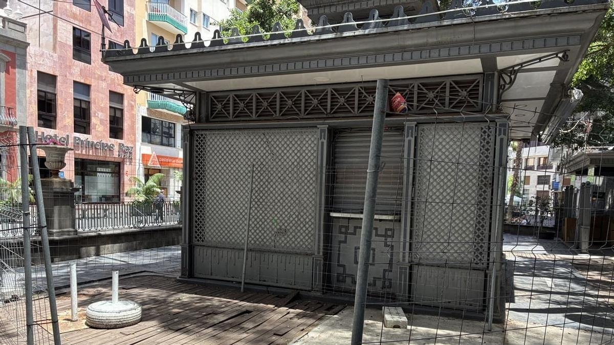 El quiosco, ya vallado, en la plaza del Príncipe de la capital tinerfeña.