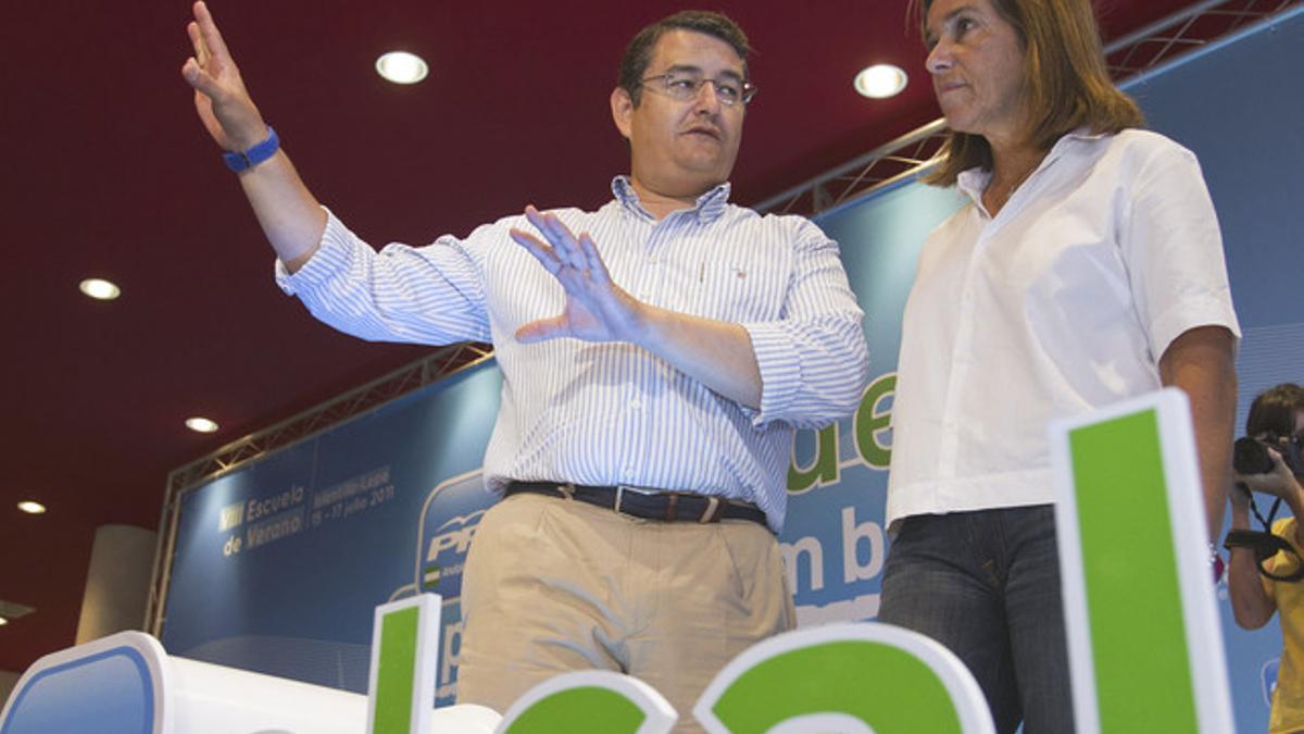 Ana Mato junto al secretario general del PP en Andalucía, Antonio Sanz.