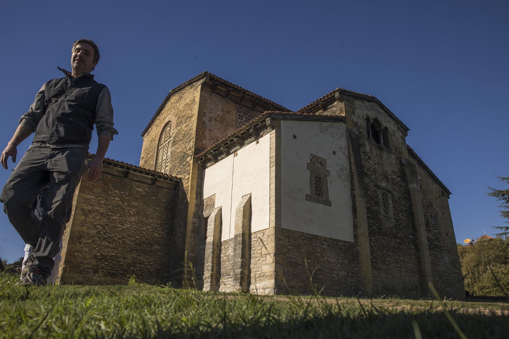 Así está la iglesia de Santullano después de recuperar la carga de mortero en sus muros