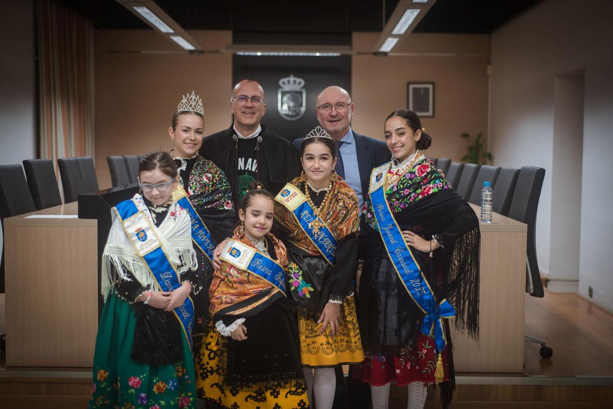 El alcalde con las reinas del Carnaval y el pregonero.