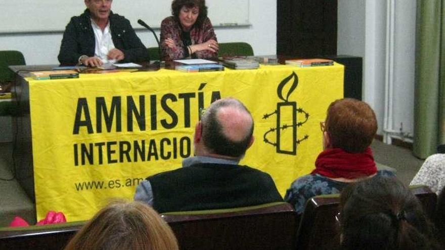 Responsables de Amnistía Internacional se dirigen al público.