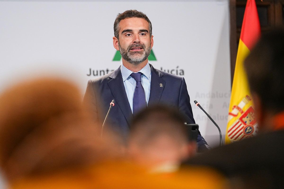 El consejero de Agricultura, Agua y Desarrollo Rural, Ramón Fernández-Pacheco durante su rueda de prensa este martes.