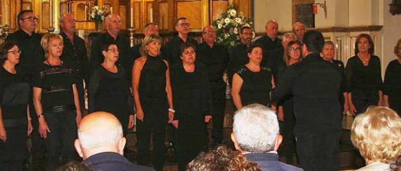 El coro &quot;Allegro&quot;, durante su actuación en la iglesia de Nava.