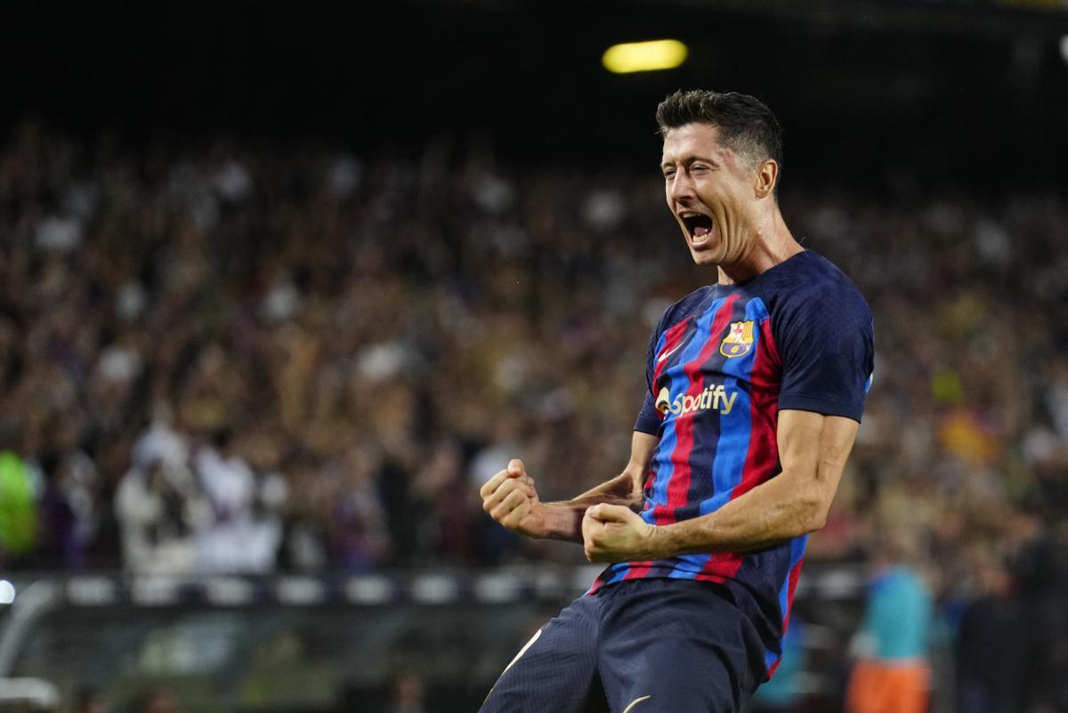 Robert Lewandowski festeja uno de los goles anotados este año como blaugrana.