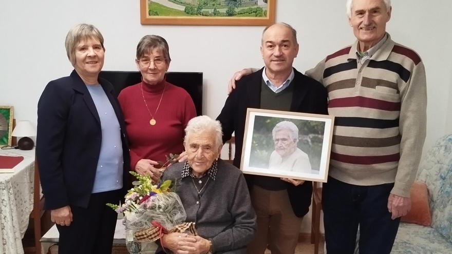 Serafina Barbazán cumple 102 años en Rois y lee sin gafas una carta de felicitación