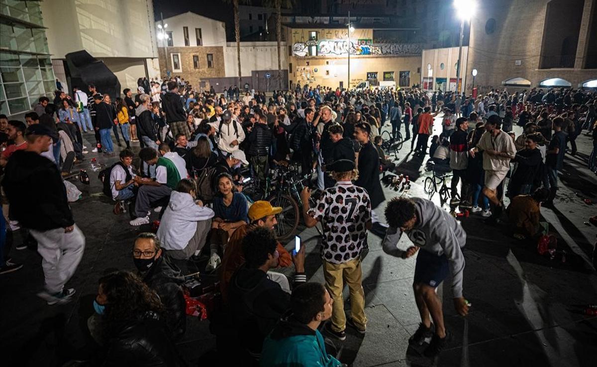 La plaza dels Àngels, llena, la madrugada del 9 de mayo, tras el vencimiento del estado de alarma.