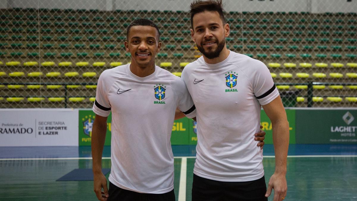 Neguinho, izquierda, junto a Marlon coinciden en la concentración de Brasil