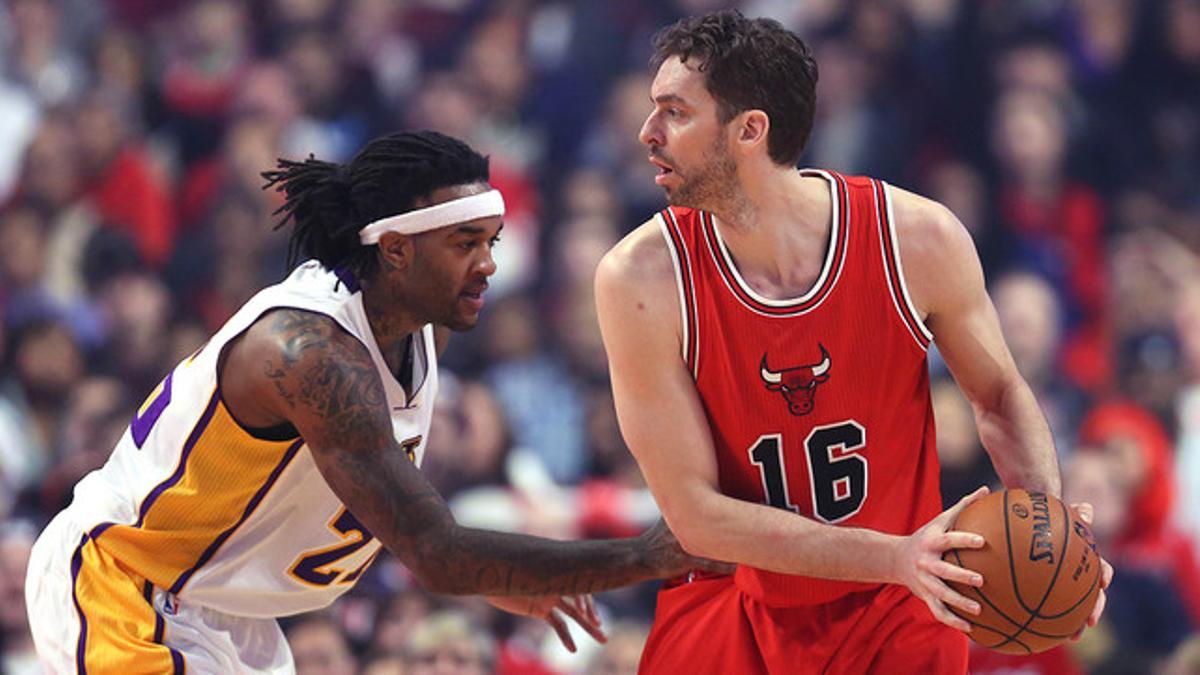 Pau Gasol y Ed Davis, en un momento del partido entre los Bulls y los Lakers