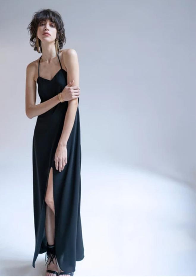 Vestido negro lencero de Rita Miller lucido por Tamara Falcó