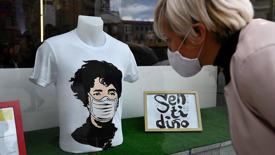 Camiseta de Reizentolo con la imagen de Rosalía de Castro adaptada a los pandémicos tiempos que vivimos.