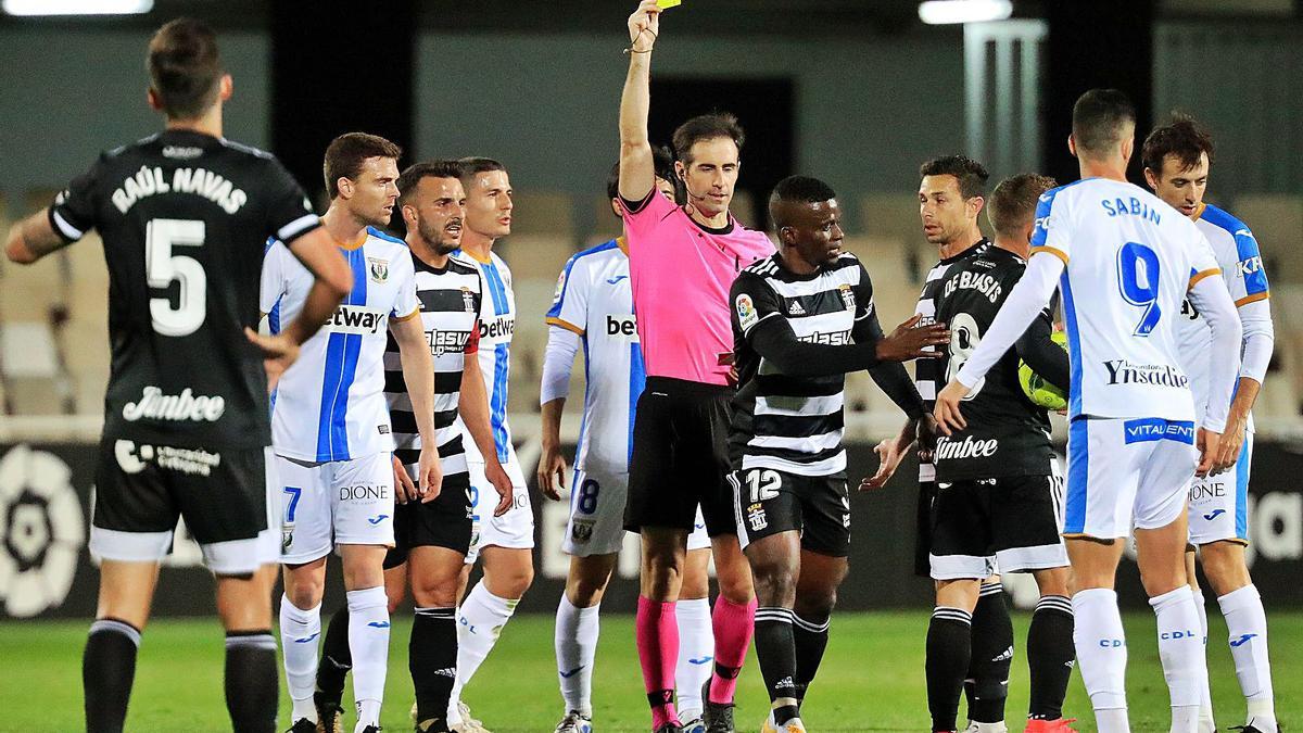 Ramón Azeez, del FC Cartagena, siendo amonestado en el pasado encuentro ante el Leganés.  | JUAN CABALLERO