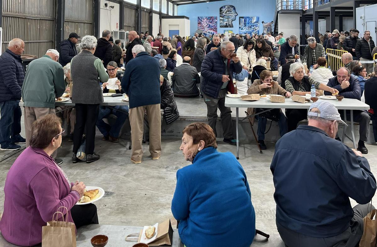 Cientos de personas disfrutaron de la cita gastronómica en la lonja de Muxía.