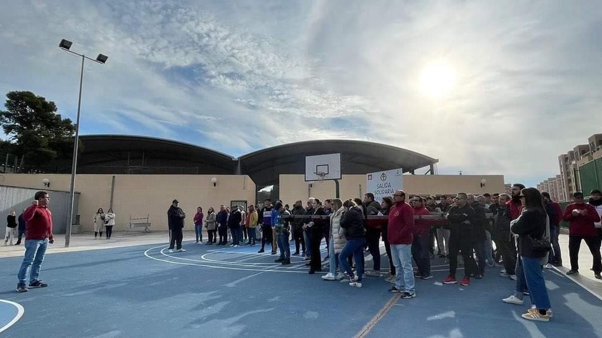 Los costaleros de la Santa Cena ensayan en el colegio Salesianos.