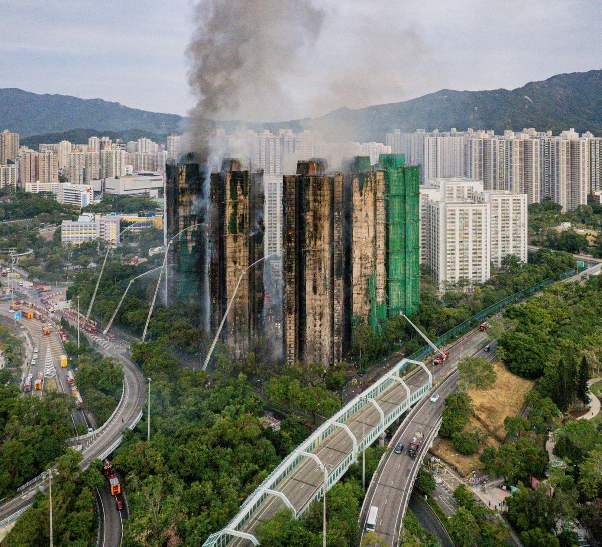 Les tradicionals bastides de bambú, assenyalades pel foc de Hong Kong