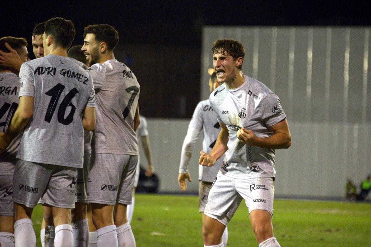 Javi Cueto celebra su gol ante el Ourense.