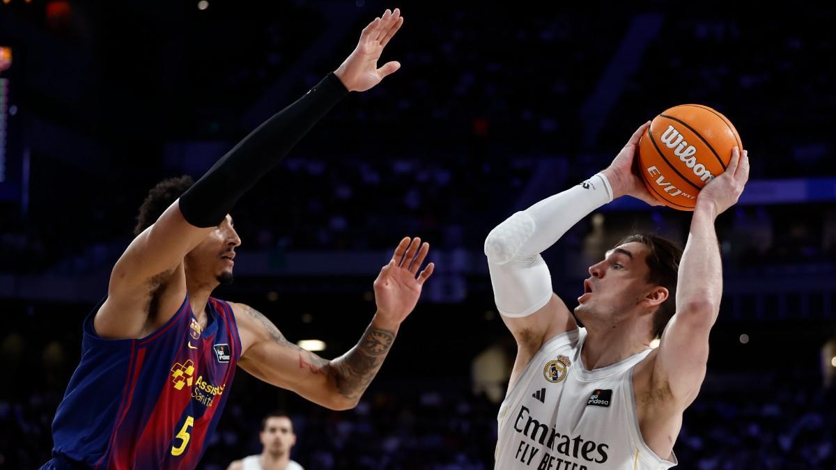 Miles Norris trata de taponar a Mario Hezonja en el último Clásico