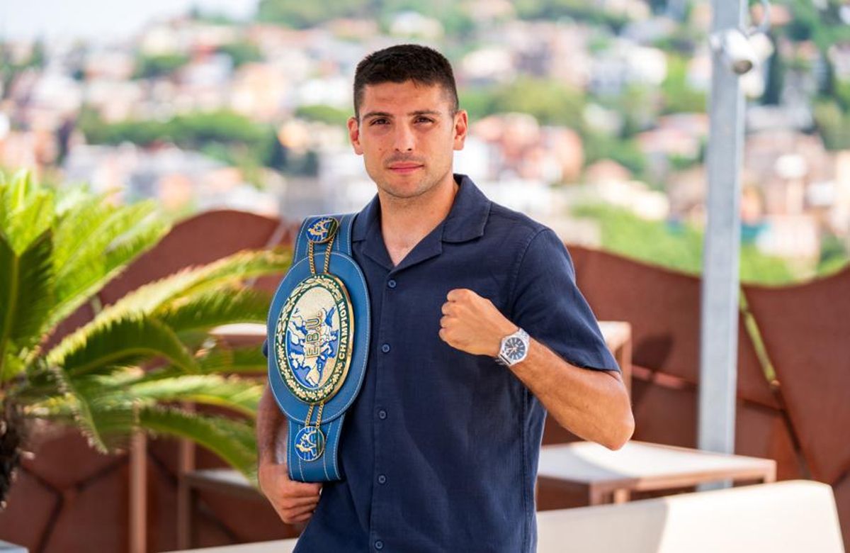 Cristóbal Lorente con el cinturón de Campeón de Europa.