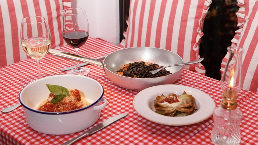 Espaguetis con albóndigas y tomate y los negros con sepia.