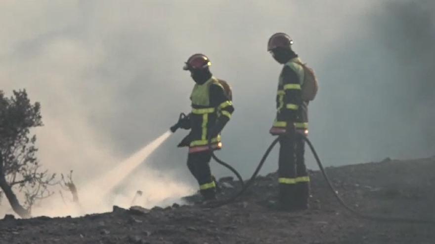 Un bomber remullant la zona de l'incendi