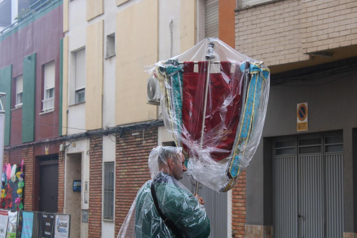 Alzira celebra su Ofrenda 2025 pese a la lluvia.