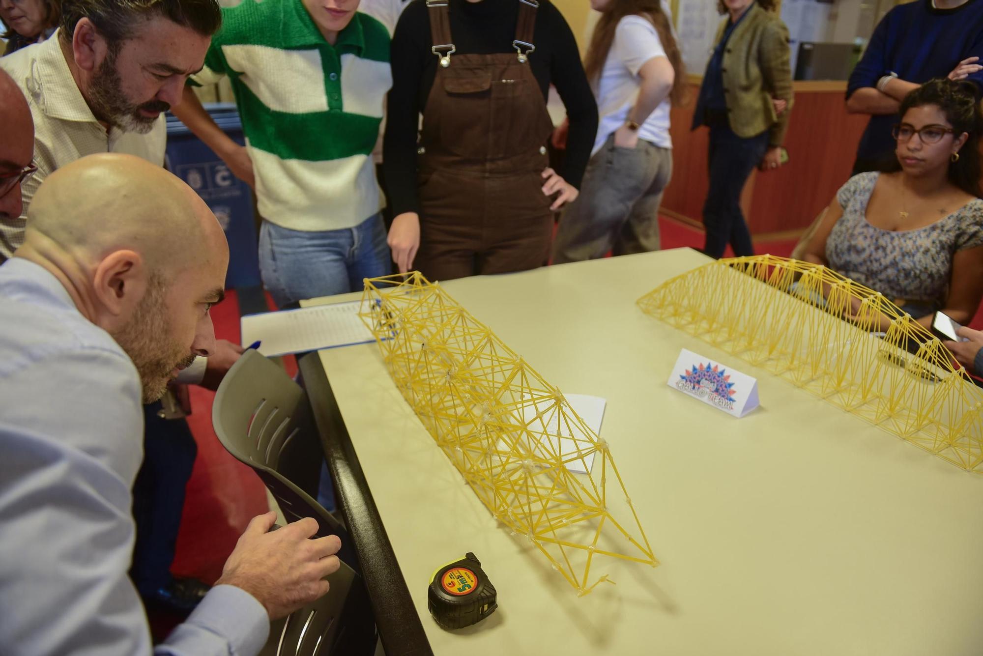 La Escuela de Arquitectura Técnica de A Coruña celebra 50 años con un concurso de vigas de espaguetis