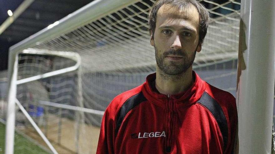 Diego Arnejo posa antes del entrenamiento del Estradense realizado ayer. // Bernabé/Cris M.V.