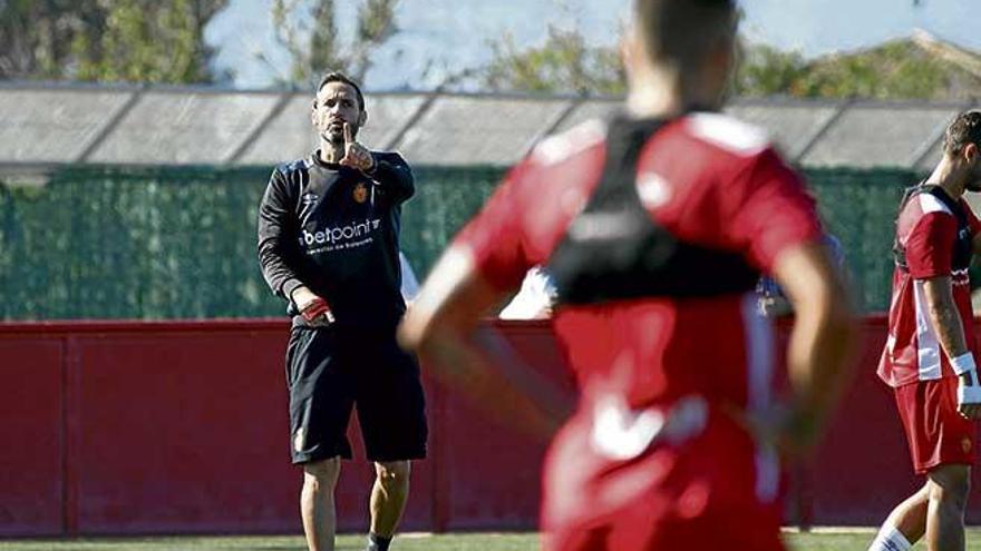 El entrenador del Mallorca, Vicente Moreno, da instrucciones a sus jugadores en Son Bibiloni.