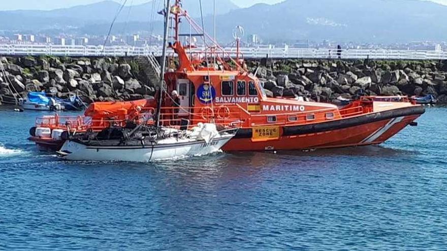 La lancha de salvamento Salvamar Mirach remolcó el velero hasta la marina de Cangas. // Gonzalo Núñez