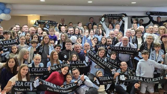 Foto de familia de los miembros y simpatizantes de la peña Terra Celeste a la conclusión del acto.