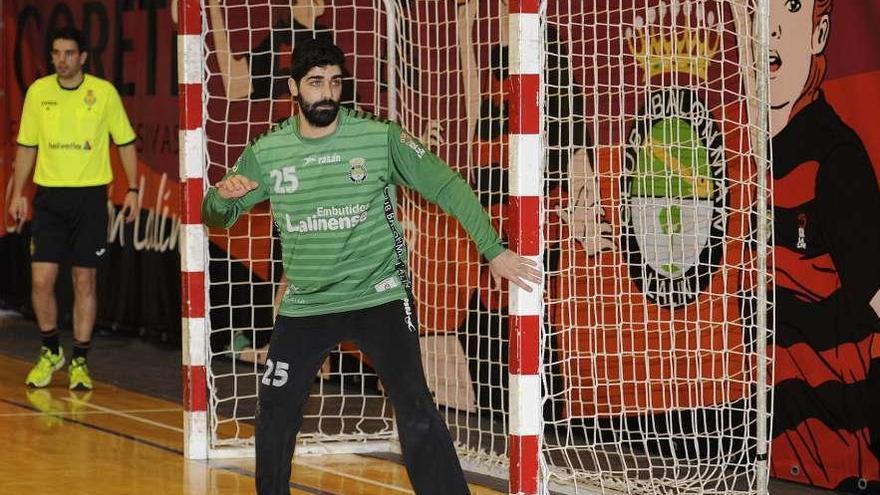 Iago, en una jugada de un partido anterior del Embutidos Lalinense. // Bernabé