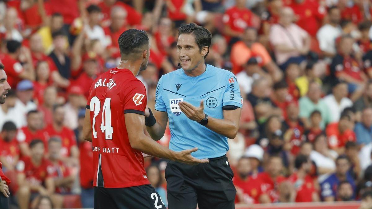 Valjent pide explicaciones a Munuera Montero durante el partido.