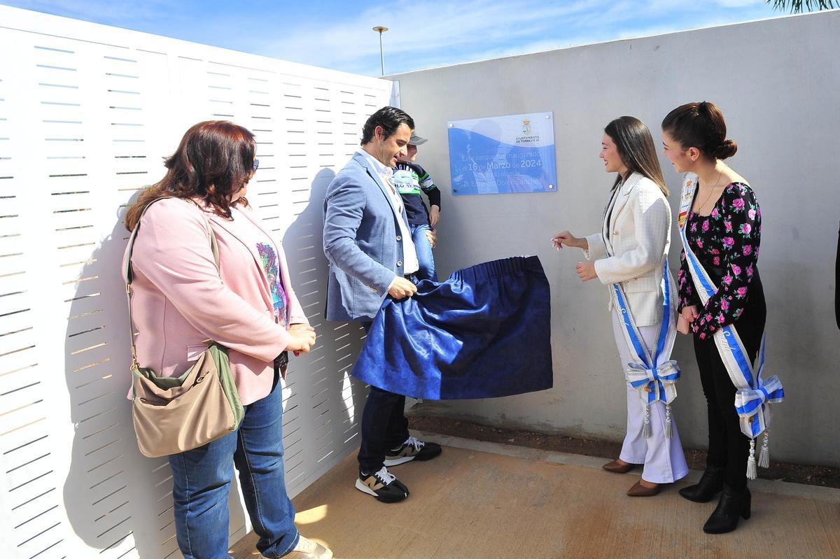 El alcalde de Torrevieja presidiendo la inauguración del Parque la Siesta.